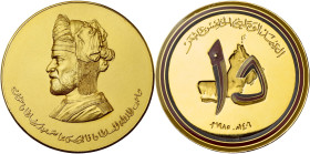 OMAN, Qabus bin Sa`id (AD 1970- /AH 1390-9999) AV gold medal, AH 1406/AD 1985. Obv./ Frosted bust l. Rev./ Enammelled design on map of Oman. 73,81 g. ...