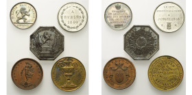 BELGIQUE, lot de 5 jetons: 1831, Prestation de serment de Léopold Ier (AR); 1833, Médaille de Fer distribuée aux décorés de la Croix de Fer (taches de...