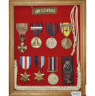 BELGIQUE, reconstitution des 11 distinctions et insignes d’un combattant de la brigade Piron: croix de guerre 1940 (avec palme LIII), médaille du volo...