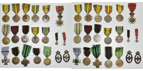 BELGIQUE, lot de 20 distinctions honorifiques relatives à la guerre 1940-1945 (18 grands modules et 2 miniatures), dont: croix des Evadés, croix du Pr...
