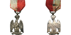 FRANCE, insigne en forme d'aigle impériale, d’une société non identifiée de vétérans des guerres de la Révolution et de l’Empire, gravé au revers "Lem...