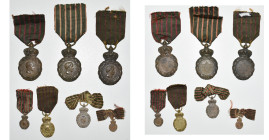 FRANCE, lot de 7 médailles de Sainte-Hélène avec anciens rubans: 3 grands modules et 4 miniatures (19 mm dorée, 19 mm sur un nœud, 13 mm et 11 mm sur ...