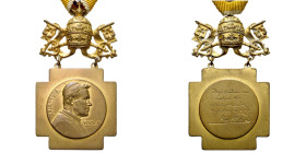 VATICAN, croix commémorative du 50e anniversaire de l’élection à la charge épiscopale du pape Pie X en 1858, en métal doré (32 mm), reliée par la tiar...