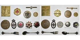 lot de 4 médailles, 3 insignes et 2 cuillères en argent de la Croix Rouge. Vendu avec 2 décorations soviétiques et une médaille de la Bourse de Bruxel...