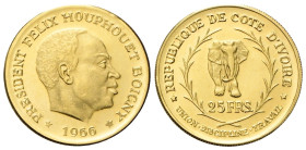 costa d’avorio Repubblica, dal 1960. 25 Franchi 1966 Felix Houphouet Boigny. Au gr. 8,01 Dr. Testa nuda del Presidente a d. Rv. Elefante tra rami di p...