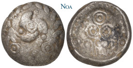 GERMANIA
Nordgruppe. AR-Stater (Regenbogenschüsselchen) 2. Hälfte 1. Jh. v. Chr. Vs.: Triskeles mit zentralem Kreispunkt u. Kugeln an den Enden in Kr...