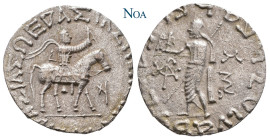 INDO-SKYTHEN INDO-SKYTHISCHE DYNASTIE
Azes, ca. 58-12 v. Chr. Tetradrachme Gandhara Vs.: Skythischer König n. r. reitend mit Peitsche in der erhobene...