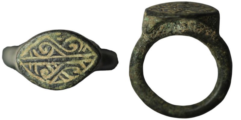 Ancient ring with ornament
(26mm, 8,65g)