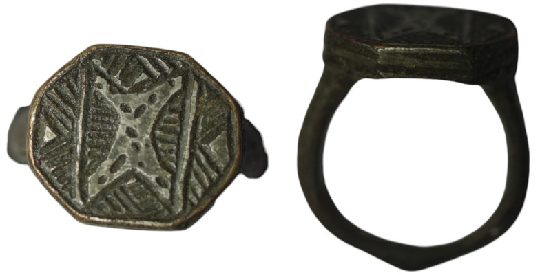 Ancient ring with ornament
(25mm, 11,30g)