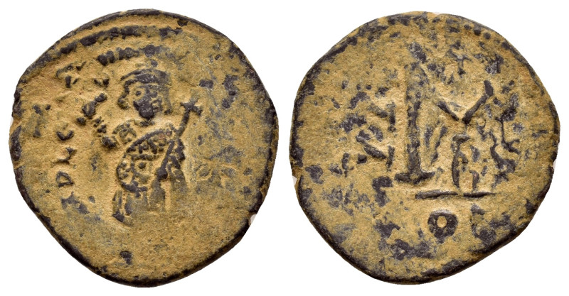 LEO III THE ISAURIAN.(717-741).Constantinople.Follis.

Obv : Leo standing faci...