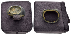 ANCIENT BYZANTINE BRONZE RING.(7rd–8th centuries).Ae.

Condition : Good very fine.

Material : Bronze.

Weight : 3.69 gr
Diameter : 21 mm