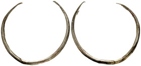 ANCIENT ROMAN SILVER BRACELET.(1st-2nd century).Ar.

Condition : Good very fine

Material : Silver.

Weight : 10.39 gr
Diameter : 53 mm
