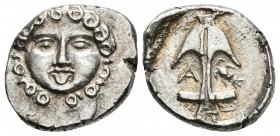 APOLLONIA PONTIKA, Thracia. Dracma. Finales del siglo V-IV a.C. A/ Gorgona. R/ Ancla, a izquierda cangrejo de río y a derecha A. Apollonia 45; SNG BM ...