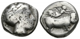 CAMPANIA. Neapolis. Didracma. 300-275 a.C. A/ Cabeza de Ninfa a derecha. R/ Toro con cabeza de hombre caminando a derecha, Nike sobre él coronándolo. ...