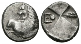 CHERSONESOS, Tracia. Hemidracma. 400-350 a.C. A/ Parte delantera de león a izquierda con cabeza vuelta. R/ Cuatro cuadros incusos, segundo cuartel E c...