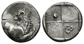 CHERSONESOS, Tracia. Hemidracma. 386-338 a.C. A/ Parte delantera de león a izquierda con cabeza vuelta. R/ Cuatro cuadros incusos, primer cuartel mono...