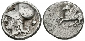 CORINTHIA. Corinto. Estátera. 375-300 a.C. A/ Pegasos volando a izquierda. R/ Cabeza de Atenea con casco a izquierda, detrás astralagos. Ravel 1039; P...