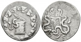 IONIA, Ephesos. Cistophoro. 137-134 a.C. A/ Cista mística con una serpiente, rodeada de corona de yedra. R/ Arco entre serpientes, rodeado de corona d...