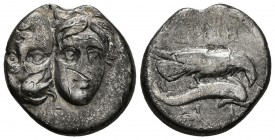 ISTROS, Moesia. 400-350 a.C. A/ Dos cabezas de jóvenes masculinos enfrentados (¿Dioscuros?), una junto a la otra en posición vertical invertidas. R/ A...