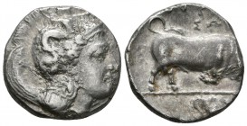 LUCANIA, Thourioi. Estátera. 400-350 a.C. A/ Athenea a derecha con Skylla en el casco. R/ Toro embistiendo a derecha, sobre el monograma y debajo hipo...