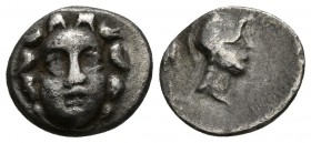 PISIDIA, Selge. Obolo. 350-300 a.C. A/ Gorgona de frente. R/ Cabeza de Athenas a derecha. SNG von Aulock 5242. Ar. 1,01g. MBC.