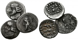 REINO DE PERSIS. Lote compuesto por 3 monedas, Hemidracma de Dario II y Hemidracma de Vahsir (Oxathres). 50 a.C. (2). Ar. MBC+.