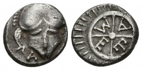 THRACIA, Mesembria. Dióbolo. 450-350 a.C. A/ Casco de frente, a la izquierda letra A. R/ Rueda de cuatro radios, dentro META. SNG BM 270. Ar. 1,20g. M...