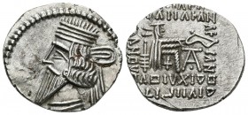 PAKOROS I. Dracma. 78-120 a.C. Ekbatana (Reino Parto). A/ Busto diademado con tiara y drapeado a izquierda. R/ Arquero sentado a derecha sosteniendo a...