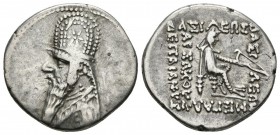MITHRADATES II. Dracma. 121-91 a.C. Rhagai (Reino Parto). A/ Busto de Mithradates II a izquierda, vestido con tiara de tres líneas de perlas y estrell...