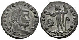 LICINIO I. Follis. 312 d.C. Siscia. A/ Busto laureado a derecha. IMP LIC LICINIVS P F AVG. R/ Júpiter a izquierda sosteniendo victoria sobre globo y c...