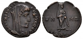 CONSTANTINO I. (Acuñación póstuma). Follis. 307-337 d.C. Cyzicus. A/ Busto velado a derecha. DV CONSTANTINVS PT AVGG. R/ Constantino velado estante a ...
