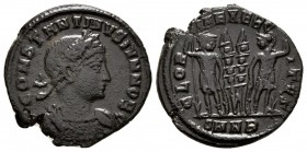 CONSTANTINO II. Follis. 330-335 d.C. Nicomedia. A/ Busto con diadema, drapeado y con coraza a derecha. CONSTANTINVS IVN NOB C. R/ Dos soldados enfrent...