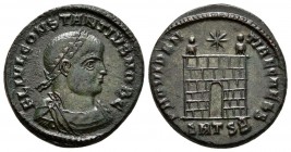 CONSTANTINO II. Follis. 326-328 d.C. Thessalonica. A/ Busto laureado y con coraza a derecha. FL IVL CONSTANTINVS NOB C. R/ Entrada de campamento con d...