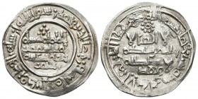 CALIFATO DE CORDOBA. Hisham II. Dirham. 389H. Al-Andalus. Escasa decoración en forma sol o flor con nueve pétalos. V-541. Ar. 3,43g. MBC+.