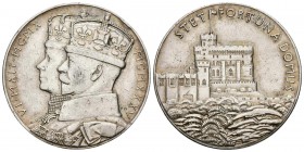 GRAN BRETAÑA. George V. Medalla. 1935. Jubileo. R/ Vista del castillo de Windsord. STET FORTUNA DOMUS. Eimer-2029b. Ar. 15,69g. 32mm. Golpe en el cant...