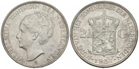 HOLANDA. Wilhelmina I. 2 1/2 Gulden. 1937. Km#165. Ar. 24,98g. Leves marquitas. EBC-.