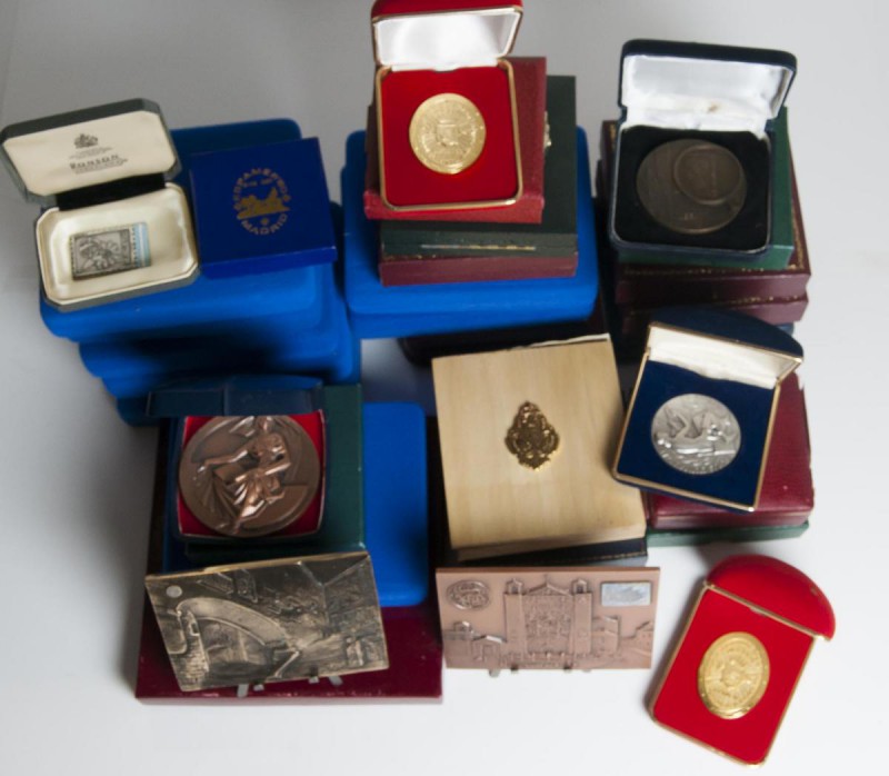 MEDALLAS DE EXPOSICIONES NUMISMATICAS-FILATELICAS. Lote compuesto por más de un ...