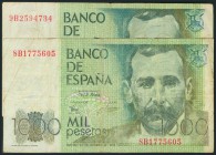 Conjunto de 2 billetes de 1000 Pesetas, emitidos el 23 de Octubre de 1979, con las series 8B y 9B, respectivamente. (Edifil 2017: 477c). RC.
