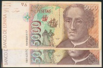 Conjunto de 2 billetes de 5000 Pesetas, emitidos el 12 de Octubre de 1992, con las series 9A y 9B, respectivamente (Edifil 2017: 484b). BC.