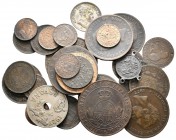 MONARQUIA ESPAÑOLA Y CENTENARIO DE LA PESETA. Lote compuesto por 32 monedas de cobre incluyendo monedas de Isabel II, Gobierno Provisional, Alfonso XI...