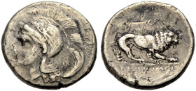 LUKANIEN. HYELE. 
Didrachmon, Period VIII, ca. 293-280 v. Chr. Kopf der Athena im Helm n.l., im Nackenbereich Monogramm AP. Rv. Löwe n. r., darüber M...