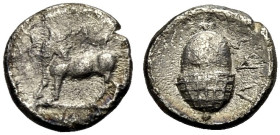 LUKANIEN. LAOS. 
Triobol, 470-453 v. Chr. s-AL Androkephaler, bärtiger Stier n.l. stehend, Kopf n.r. Rv. LAs Eichel. 1,10 g. 10 mm. Sternberg, Actes ...