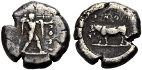 LUKANIEN. POSEIDONIA. 
Nomos, 475-450 v. Chr. ΠΟΜΕΣ Poseidon nackt, Mantel über den Schultern, n.r., Dreizack in der erhobenen Rechten. Rv. ΠΟΜΕ (rüc...