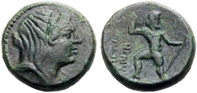 BRUTTIUM. PETELIA. 
Bronze, 215-210 v. Chr. Verschleierter Demeterkopf mit Ährenkranz n.r. Rv. ΠΕΤΗ/ΛΙΝΩΝ Zeus, nackt, n.l. ausfallend, Kopf n.r., Ze...