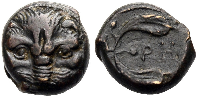 BRUTTIUM. RHEGION.
Bronze, ca. 425-410 v. Chr. Löwenmaske von vorne. Rv. Ölzwei...