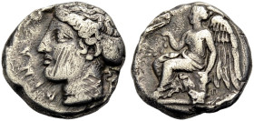 BRUTTIUM. TERINA. 
Nomos, 420-400 v. Chr. (Τ)ΕΡΙΝΑ(ΙΩΝ) Nymphenkopf n. l., die Haare in Sphendone gebunden. Rv. Geflügelte Nike auf Cippus n. l. sitz...