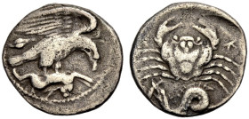 SIZILIEN. AKRAGAS. 
Hemidrachme, um 425-406 v. Chr. Adler n. r., einen Hasen kröpfend, im Felde l. Gerstenkorn. Rv. (A-)K-(P-A) Krabbe, unten Ketos/P...