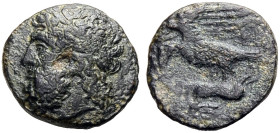 SIZILIEN. AKRAGAS. 
Bronze, 338-317 v. Chr. Bärtiger Zeuskopf n.l. Rv. Adler auf einem toten Hasen n.l. 2,74 g., 15 mm. Calciati I, 206,1145. Hoover,...