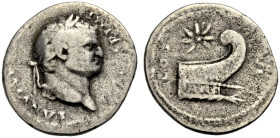 KAISERZEIT. Vespasianus, 69-79.
Denar, 77-78 Büste mit L. n. r. IMP CAESAR VESPASIANVS AVG Rv. COS VIII Schiffsbug n. r., darüber achtstrahliger Ster...
