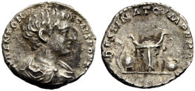 KAISERZEIT. Caracalla Caesar, 195-197.
Denar, ca. 196-198 Drap., gep. Büste, barhäuptig, n. r. M AVR ANTON CAES PONTIF Rv. DESTINATO IMPERAT Priester...